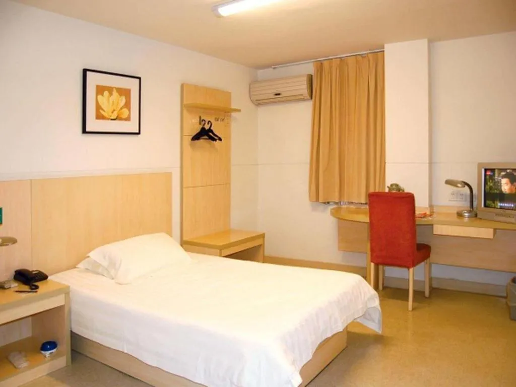 Bed in Jinjiang Inn Shanghai Tongji University