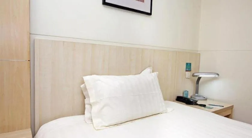 Bed in Jinjiang Inn Shanghai Tongji University