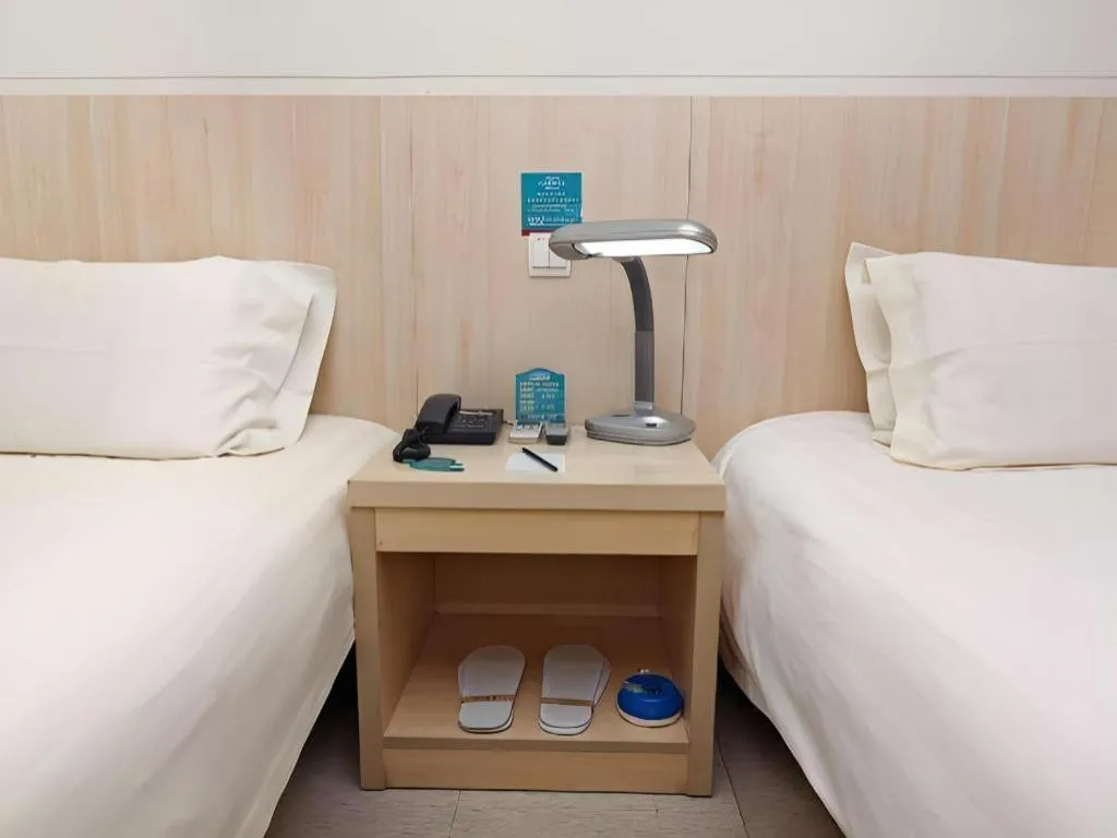 Bed in Jinjiang Inn Shanghai Tongji University