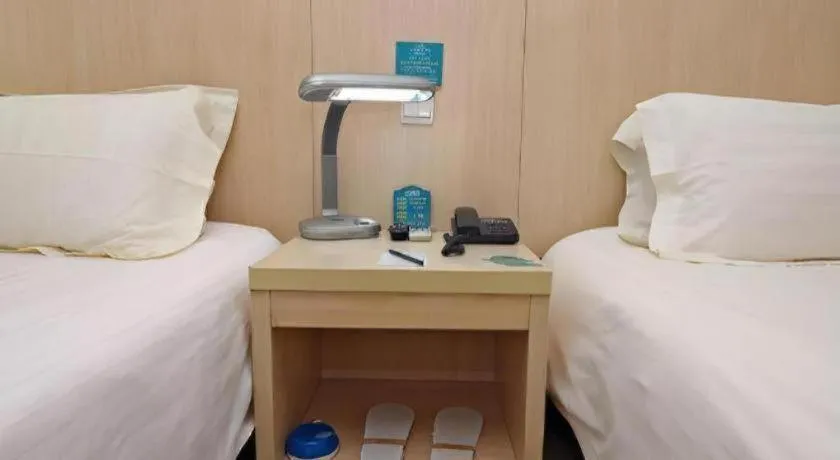 Bed in Jinjiang Inn Shanghai Tongji University