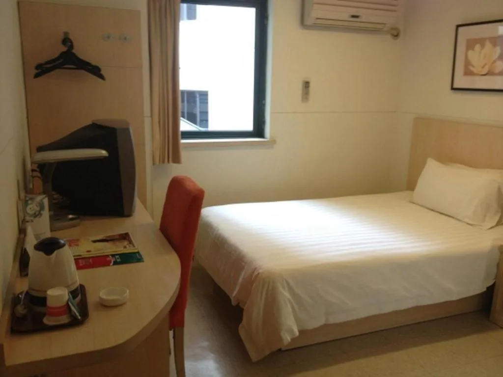 Bed in Jinjiang Inn Shanghai Tongji University