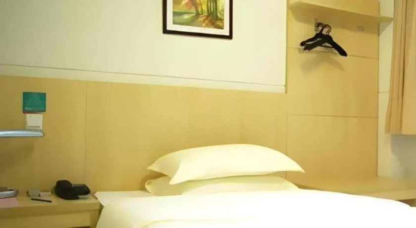 Bed in Jinjiang Inn Shanghai Tongji University