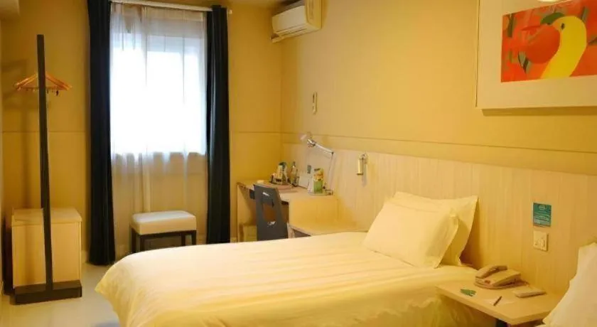 Bed in Jinjiang Inn Shanghai Tongji University