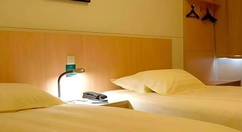 Bed in Jinjiang Inn Shanghai Tongji University