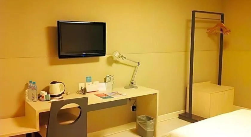 Bed in Jinjiang Inn Shanghai Tongji University