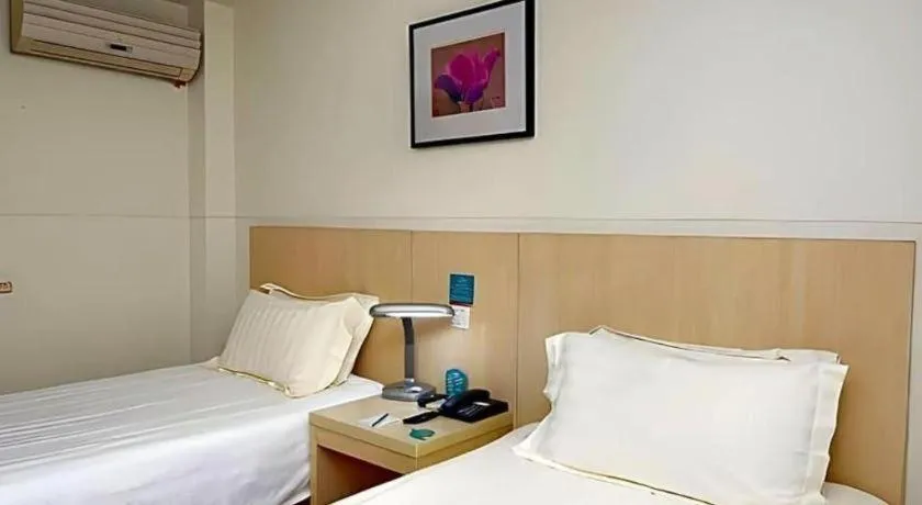 Bed in Jinjiang Inn Shanghai Tongji University