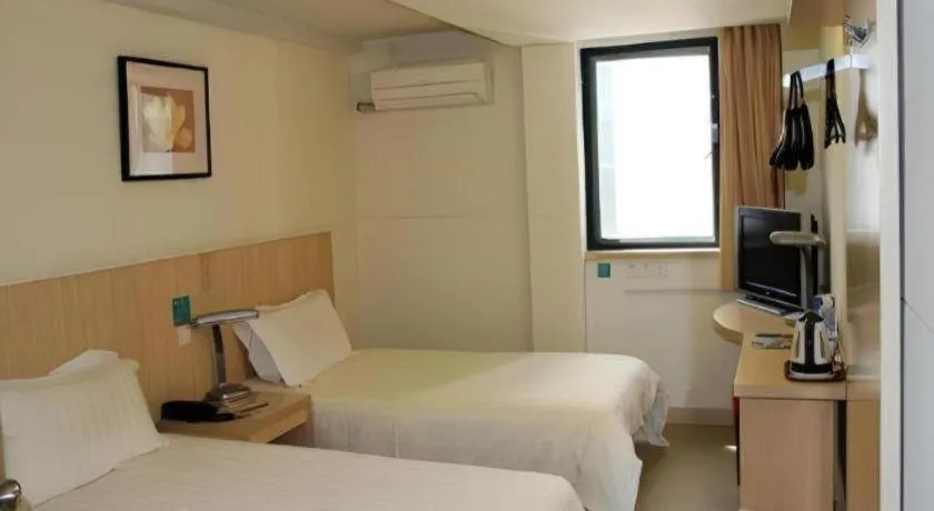 Bed in Jinjiang Inn Shanghai Tongji University