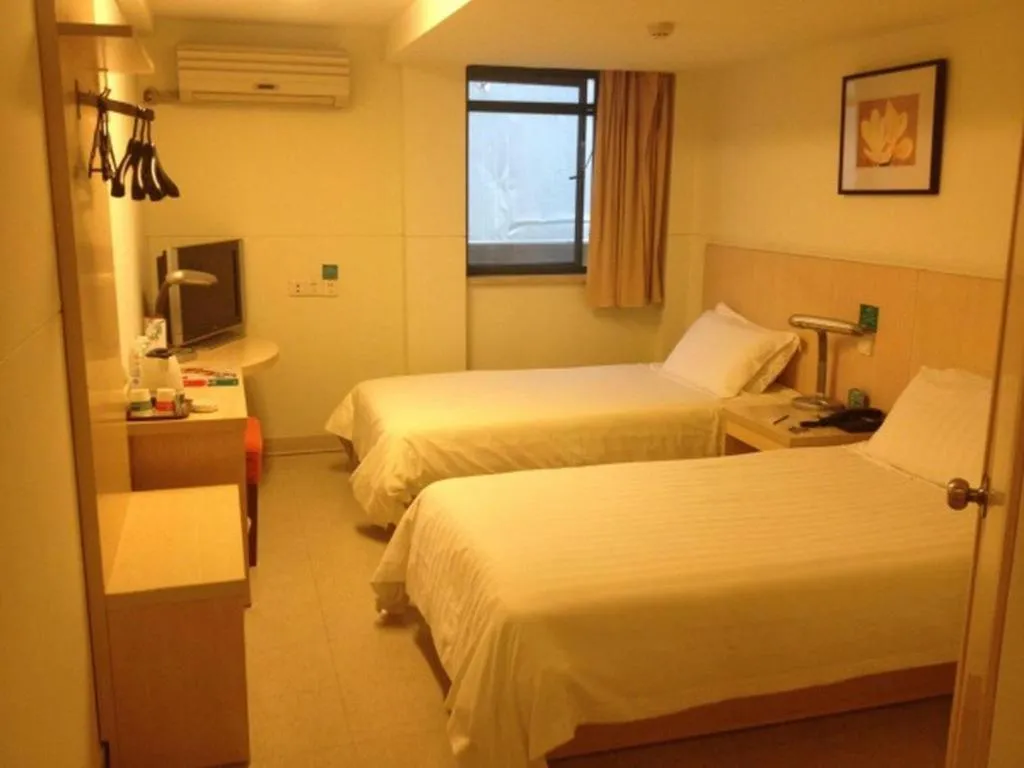Bed in Jinjiang Inn Shanghai Tongji University