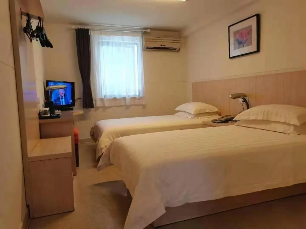 Bed in Jinjiang Inn Shanghai Tongji University
