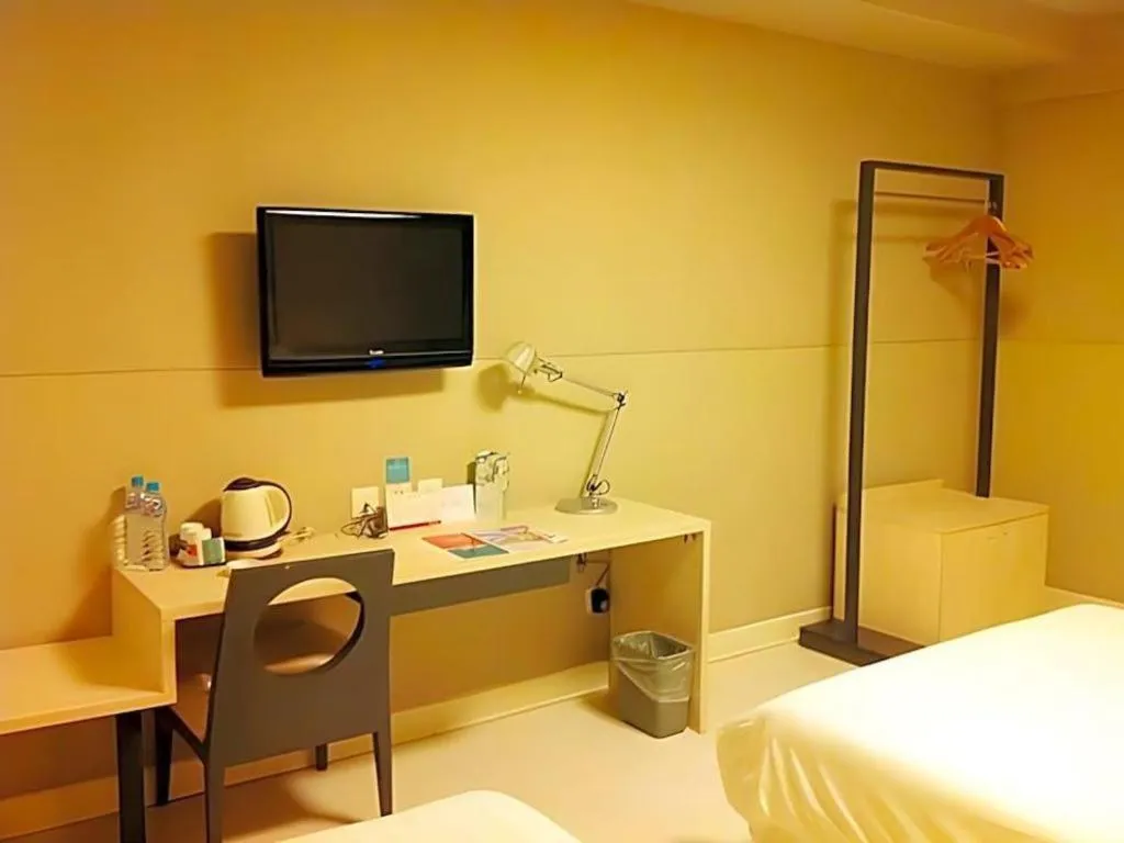 Bed in Jinjiang Inn Shanghai Tongji University