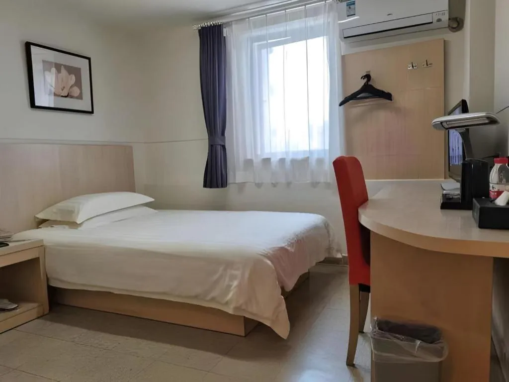 Bed in Jinjiang Inn Shanghai Tongji University