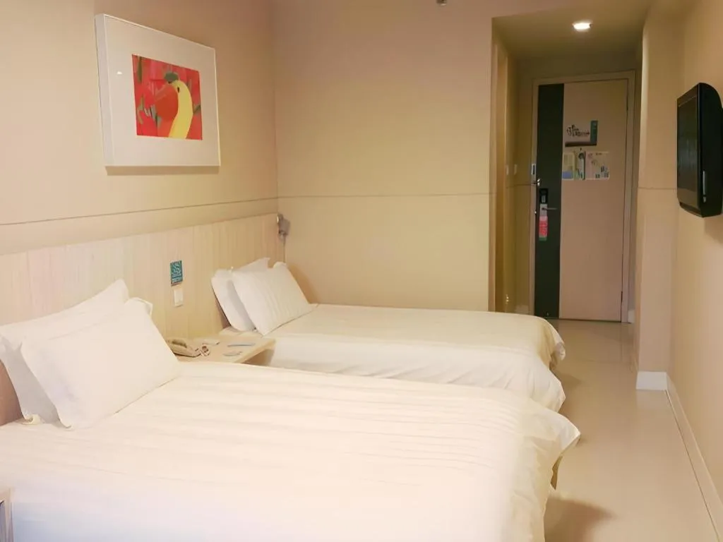 Bed in Jinjiang Inn Shanghai Tongji University