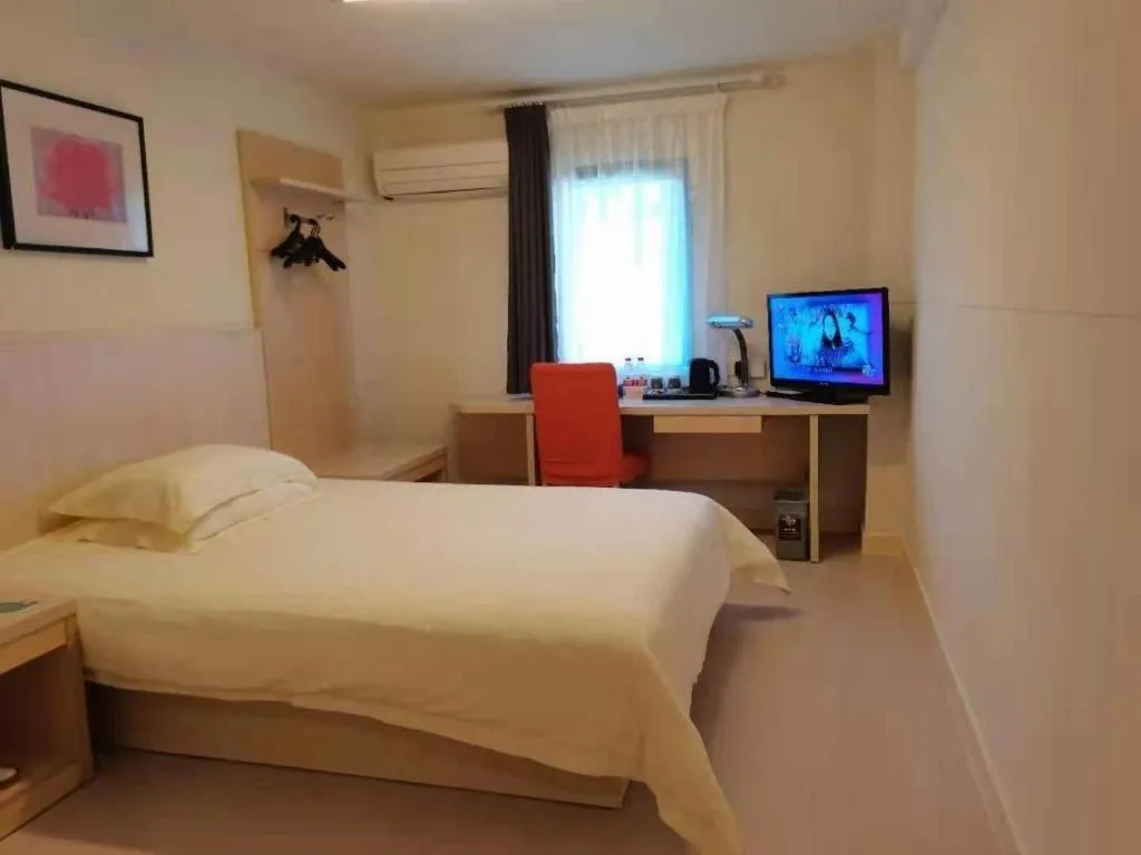 Bed in Jinjiang Inn Shanghai Tongji University