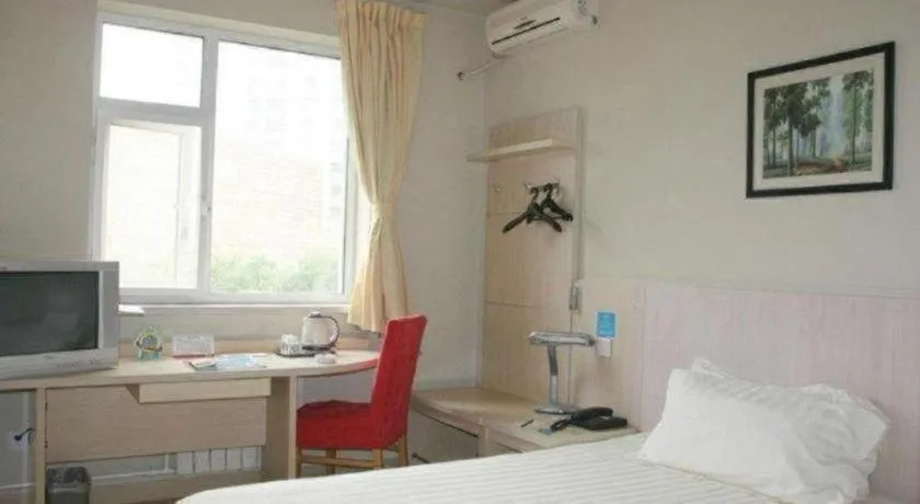 Bed in Jinjiang Inn Shanghai Tongji University