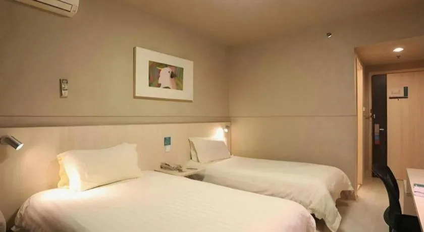 Bed in Jinjiang Inn Yueyang Railway Station