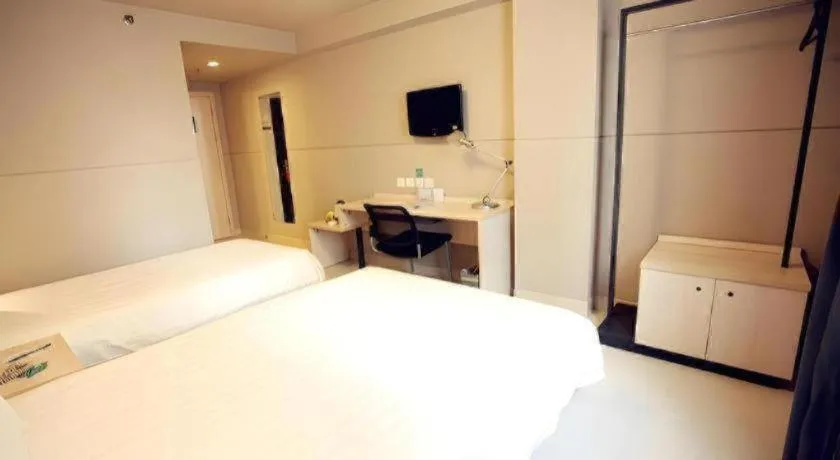 Bed in Jinjiang Inn Yueyang Railway Station