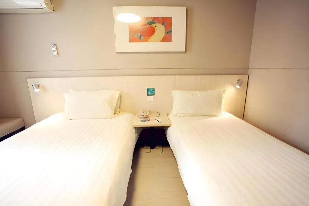 Bed in Jinjiang Inn Yueyang Railway Station