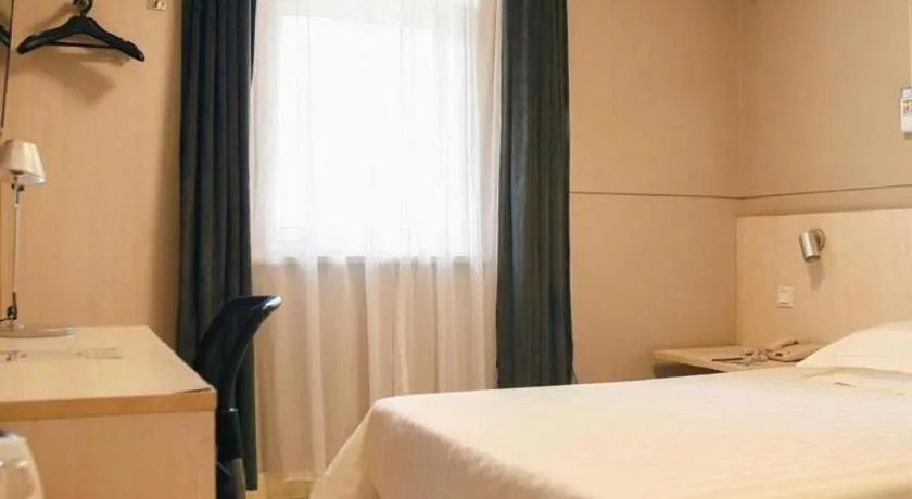Bed in Jinjiang Inn Yueyang Railway Station
