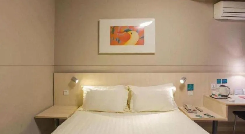 Bed in Jinjiang Inn Yueyang Railway Station