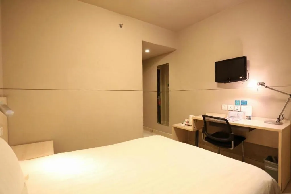 Bed in Jinjiang Inn Yueyang Railway Station