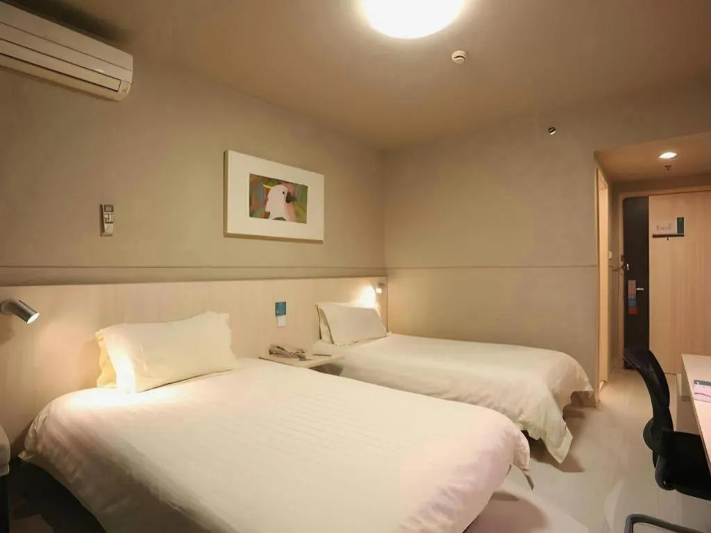 Bed in Jinjiang Inn Yueyang Railway Station