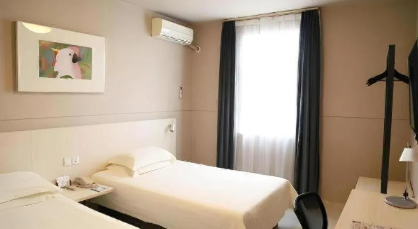 Bed in Jinjiang Inn Yueyang Railway Station