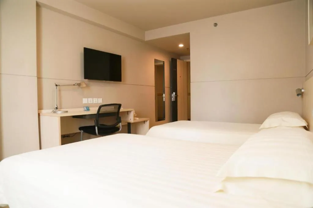 Bed in Jinjiang Inn Yueyang Railway Station