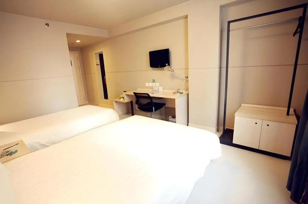 Bed in Jinjiang Inn Yueyang Railway Station