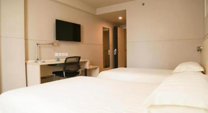 Bed in Jinjiang Inn Yueyang Railway Station