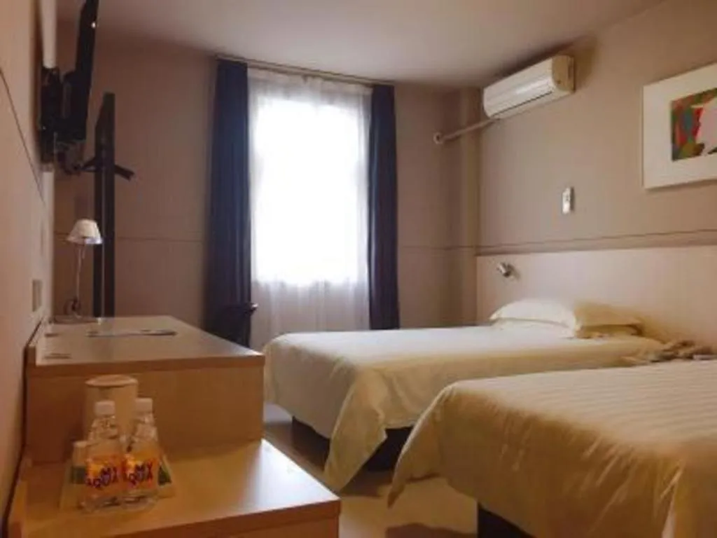 Bed in Jinjiang Inn Yueyang Railway Station