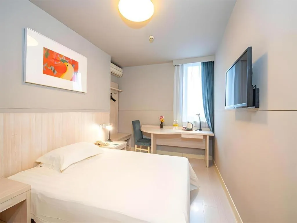 Bed in Jinjiang Inn Xi'an Dayan Tower Xiaozhai Metro Station