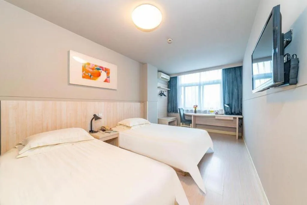 Bed in Jinjiang Inn Xi'an Dayan Tower Xiaozhai Metro Station