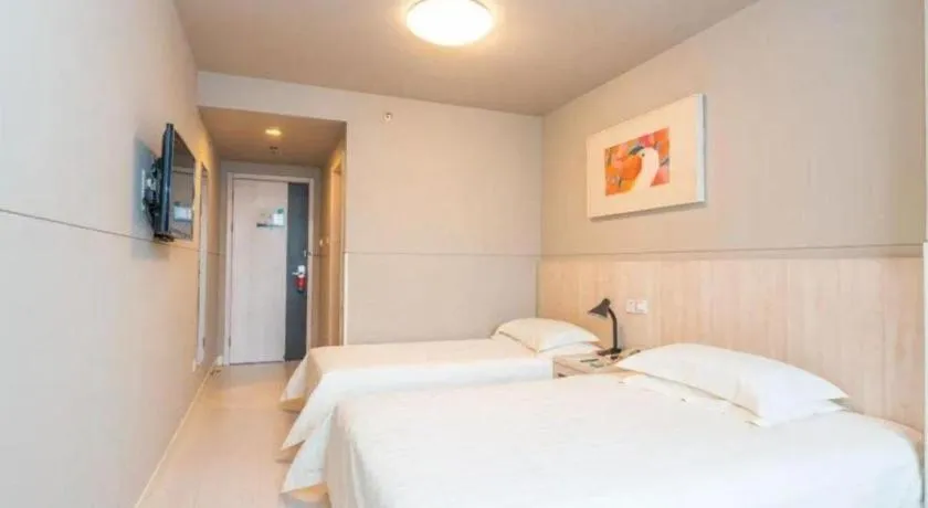 Bed in Jinjiang Inn Xi'an Dayan Tower Xiaozhai Metro Station