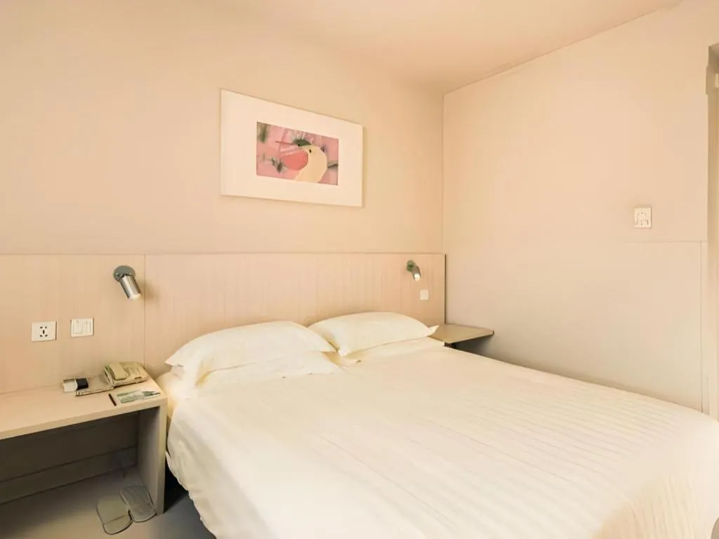 Bed in Jinjiang Inn Beijing Capital International Airport New Expo Metro Station
