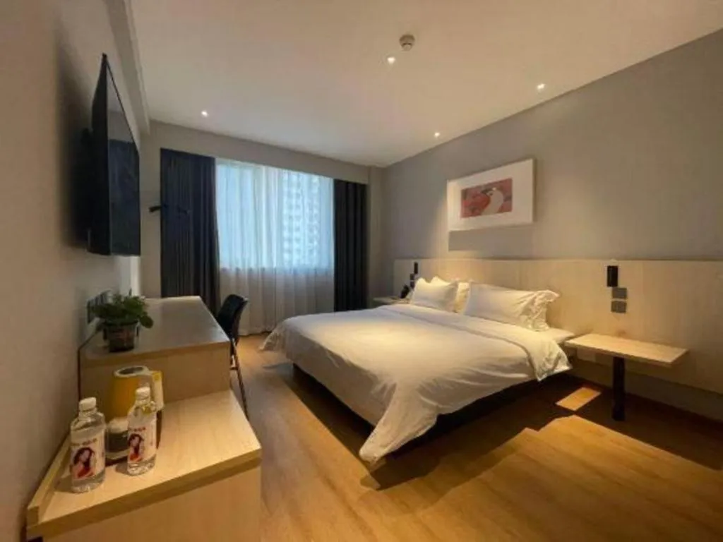 Bed in Jinjiang Inn Huizhou Xihu Lake Shuidong Street River View