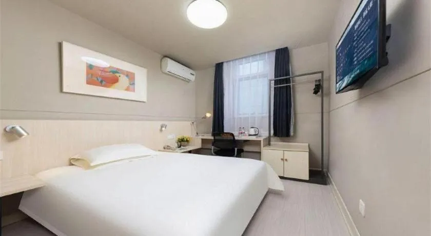 Bed in Jinjiang Inn Huizhou Xihu Lake Shuidong Street River View