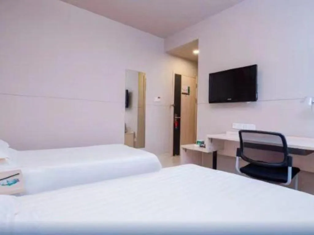 Bed in Jinjiang Inn Huizhou Xihu Lake Shuidong Street River View