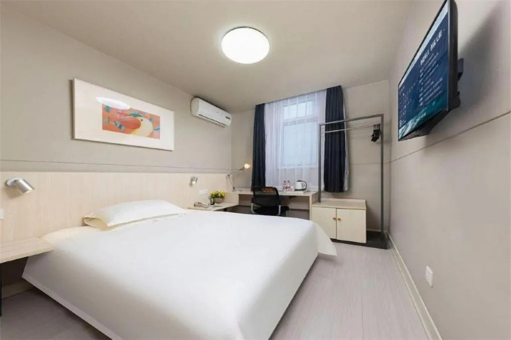Bed in Jinjiang Inn Huizhou Xihu Lake Shuidong Street River View