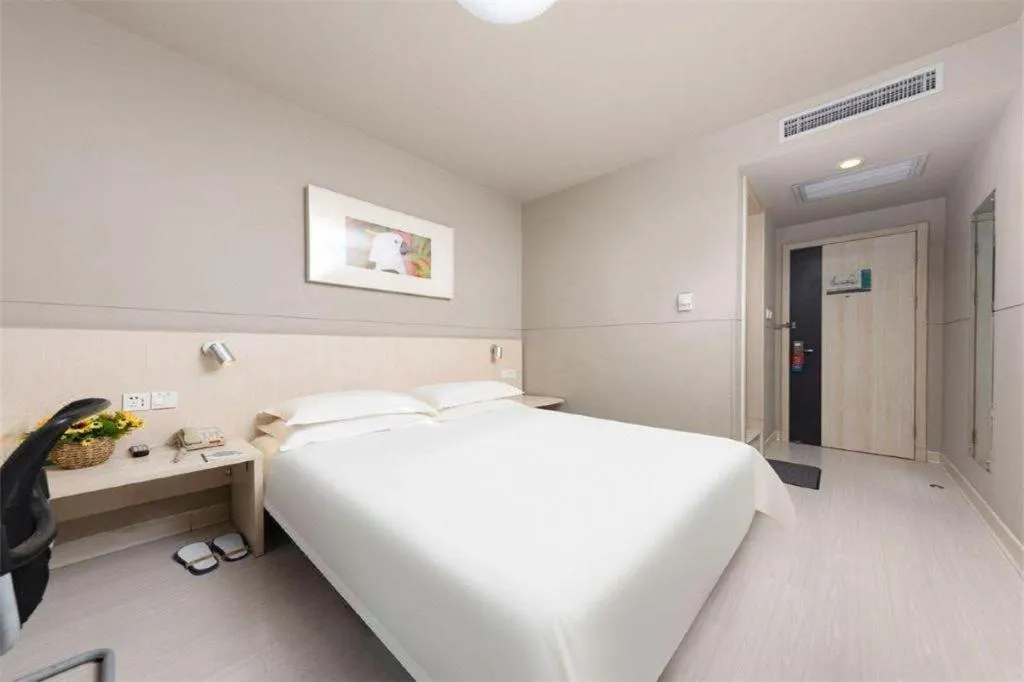 Bed in Jinjiang Inn Huizhou Xihu Lake Shuidong Street River View