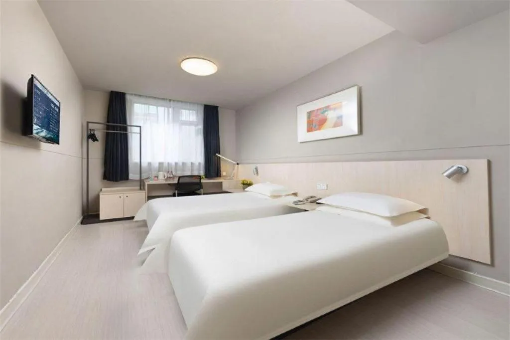 Bed in Jinjiang Inn Huizhou Xihu Lake Shuidong Street River View