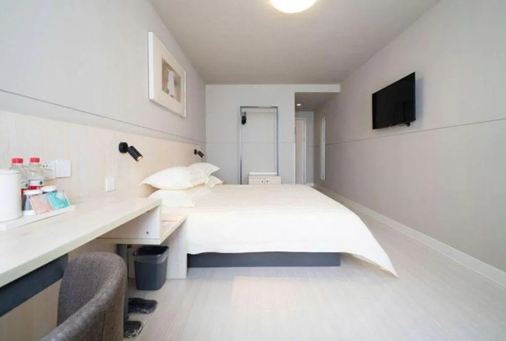 Bed in Jinjiang Inn Huizhou Xihu Lake Shuidong Street River View