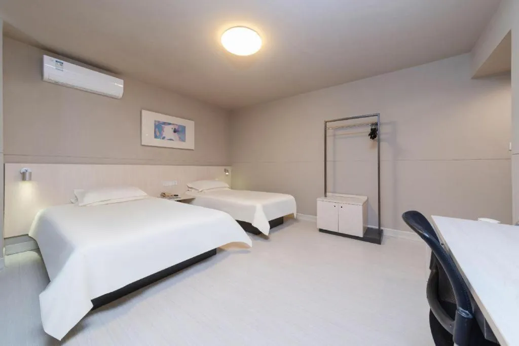 Bed in Jinjiang Inn Huizhou Xihu Lake Shuidong Street River View