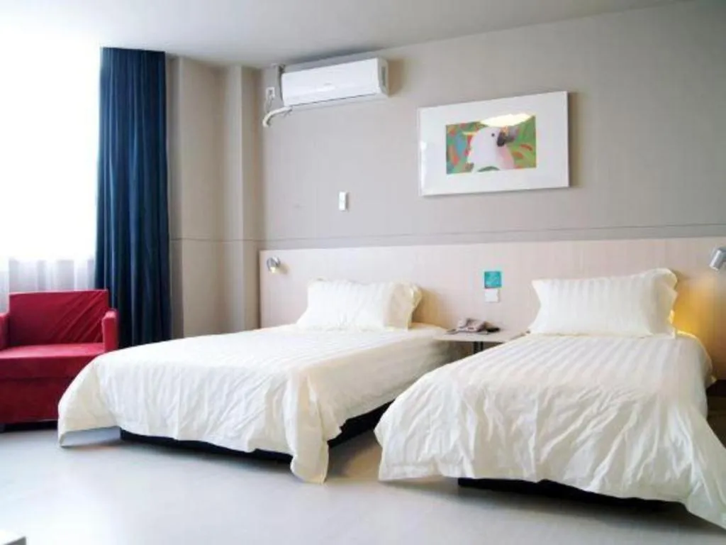 Bed in Jinjiang Inn Huizhou Xihu Lake Shuidong Street River View