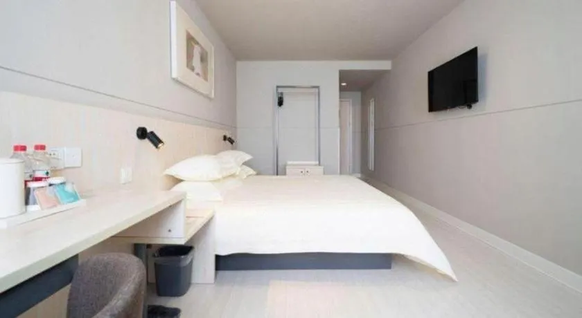 Bed in Jinjiang Inn Huizhou Xihu Lake Shuidong Street River View