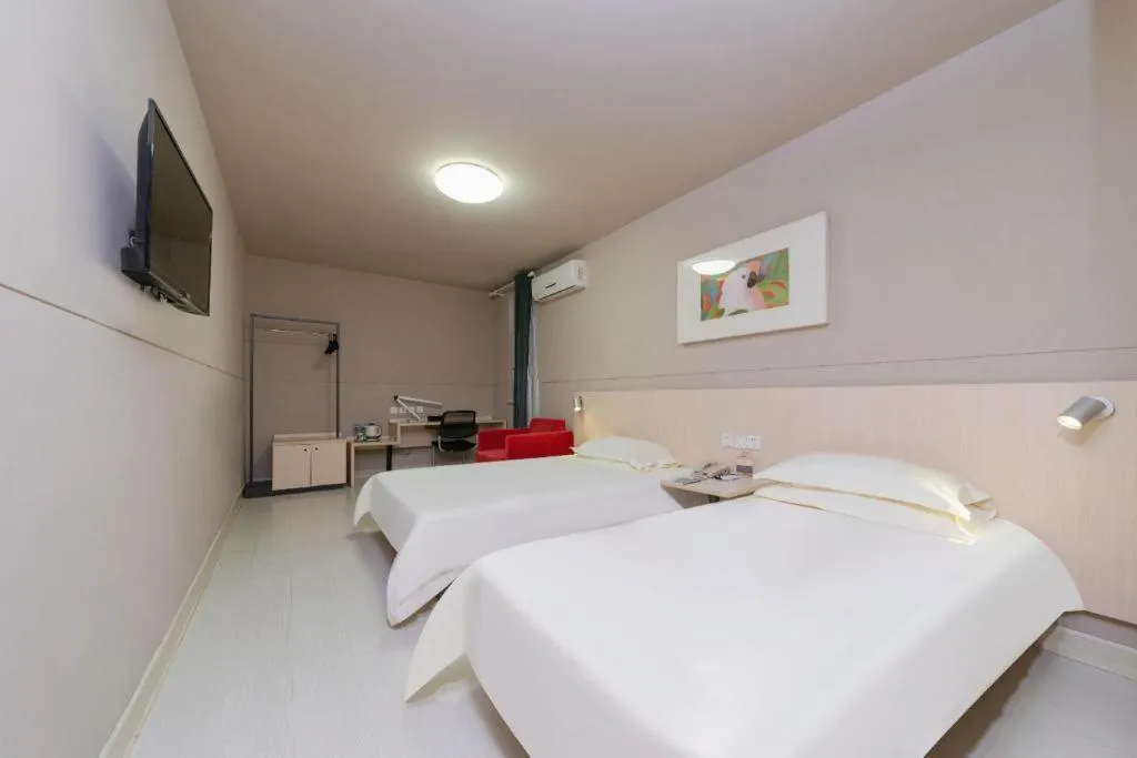 Bed in Jinjiang Inn Huizhou Xihu Lake Shuidong Street River View