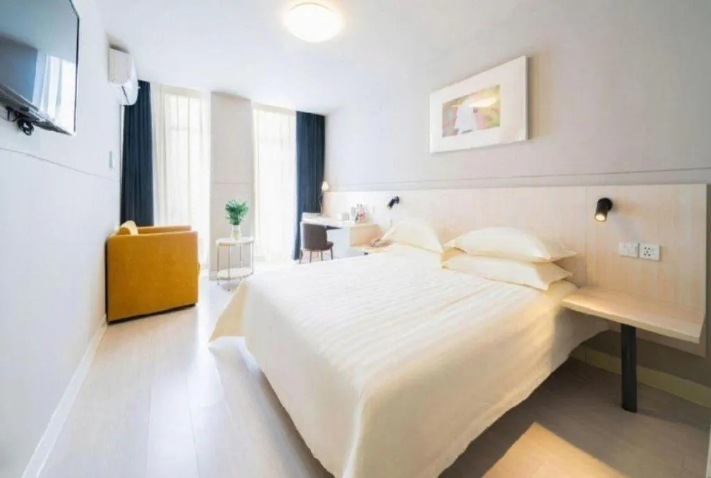 Bed in Jinjiang Inn Huizhou Xihu Lake Shuidong Street River View