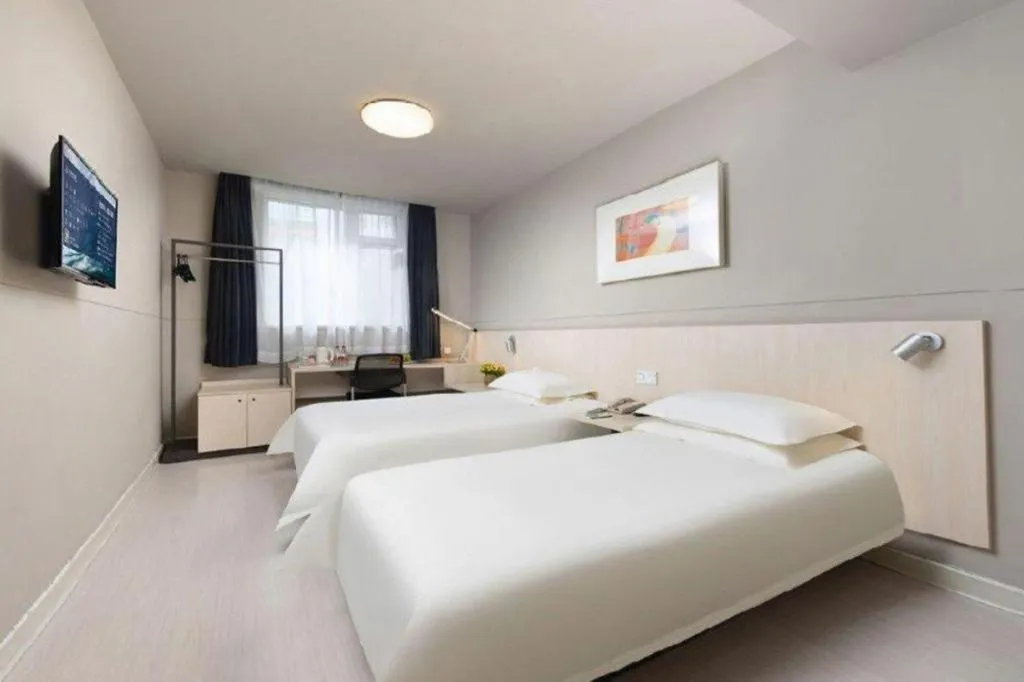 Bed in Jinjiang Inn Huizhou Xihu Lake Shuidong Street River View