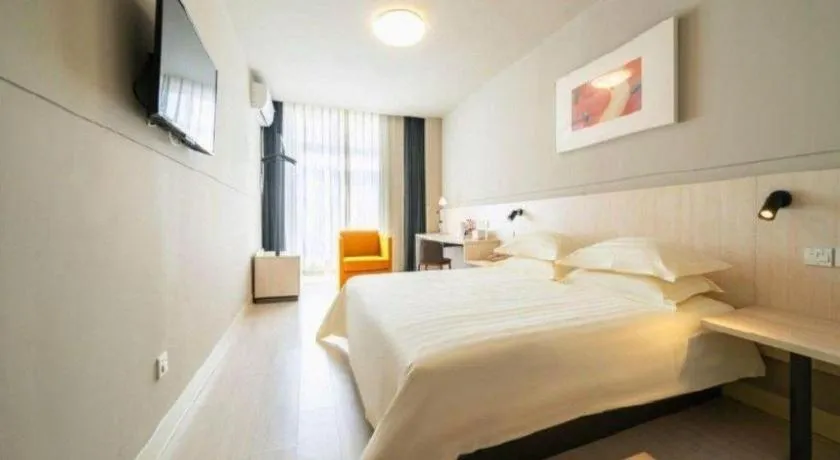 Bed in Jinjiang Inn Huizhou Xihu Lake Shuidong Street River View