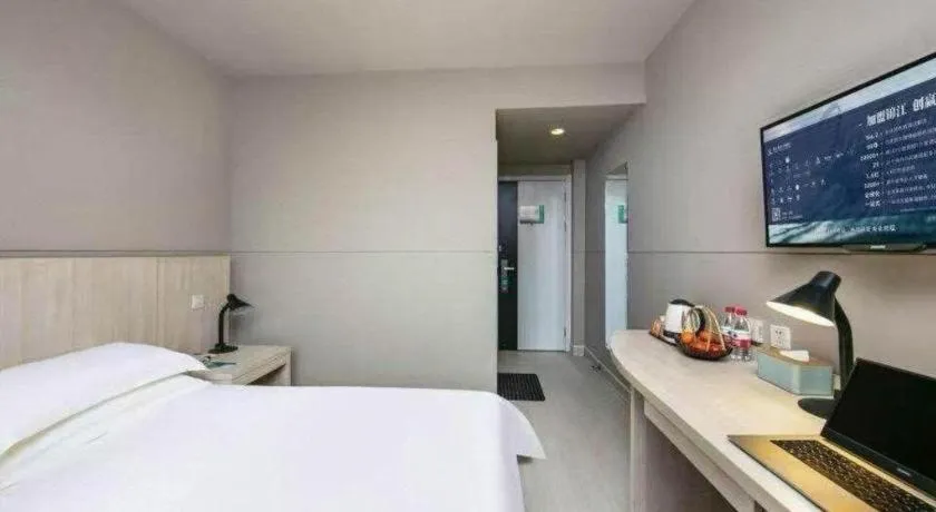 Bed in Jinjiang Inn Huizhou Xihu Lake Shuidong Street River View