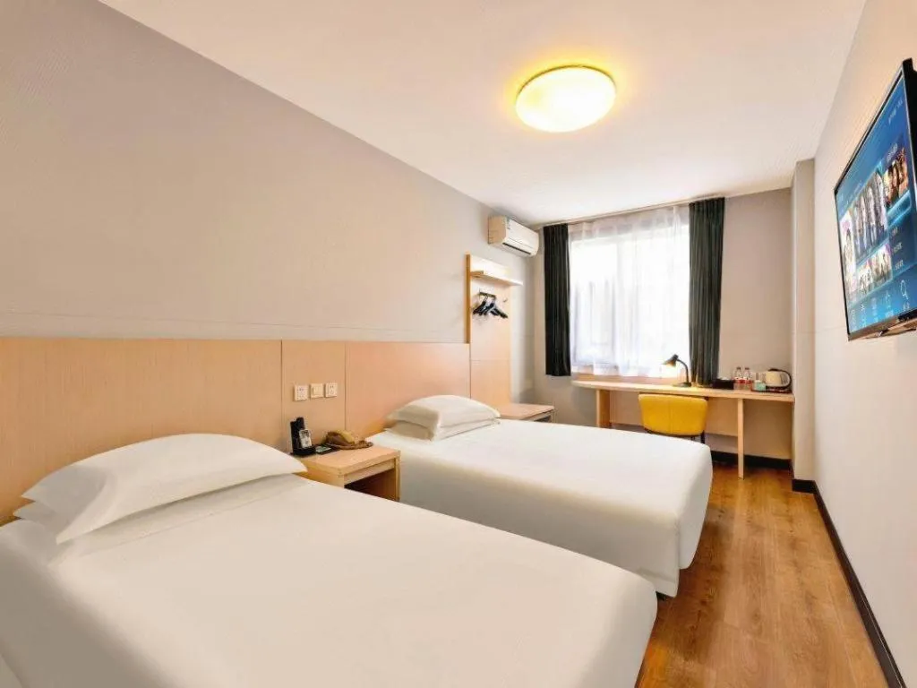 Bed in Jinjiang Inn Huizhou Xihu Lake Shuidong Street River View